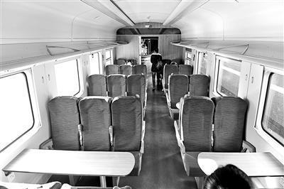餐车和46个二等座共用一节车厢，餐车不再单设座位 摄影/本报记者 黄亮
