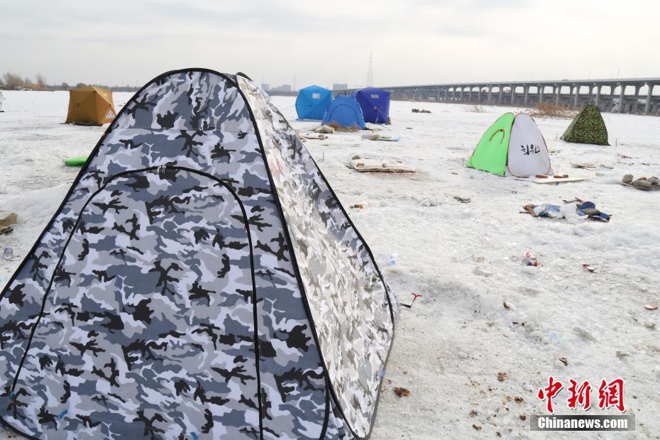 哈尔滨钓友冰面上搭帐篷玩冰钓