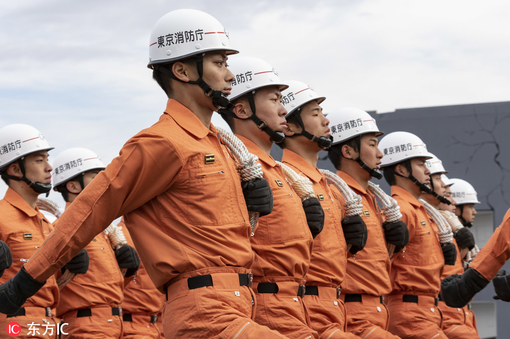日本举行新年消防演习消防员竹梯顶上玩杂耍