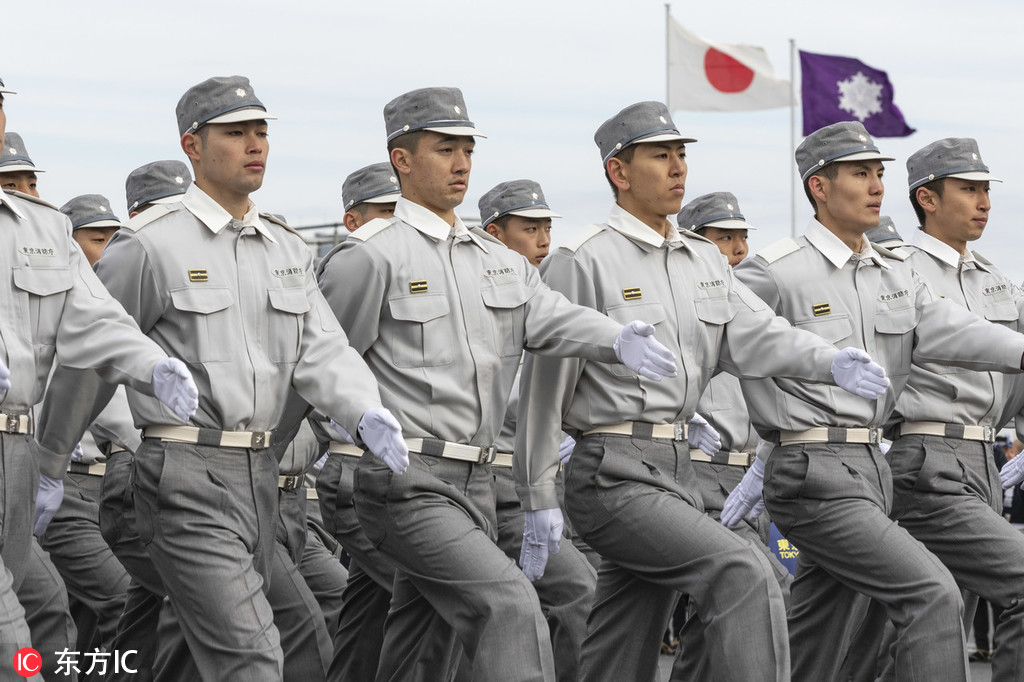 日本举行新年消防演习 消防员竹梯顶上玩杂耍