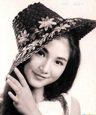 林青霞和郑佩佩年轻时都美的不可方物，你更喜欢哪一个呢