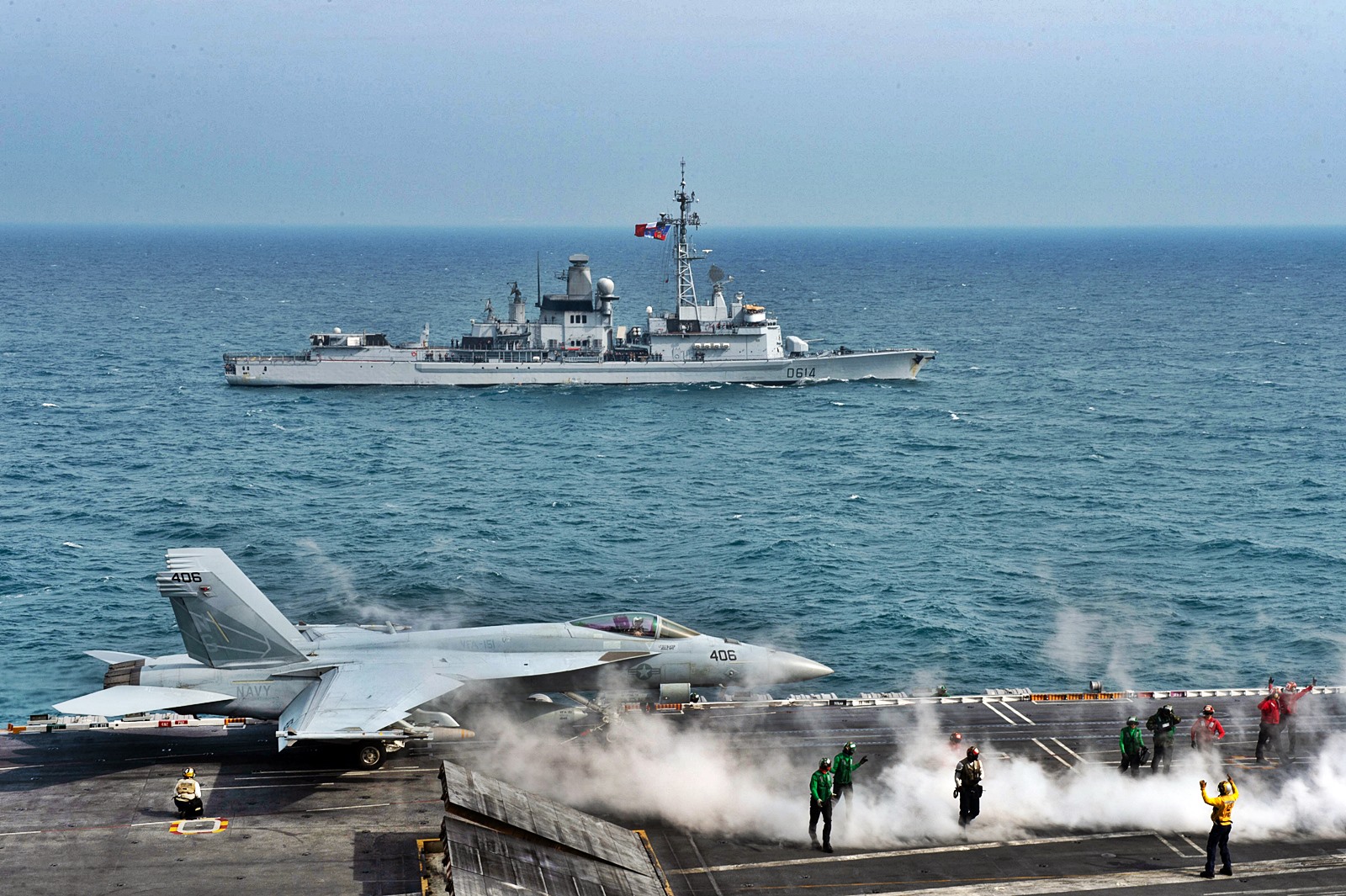 美国航母和法国军舰举行联合演习展示实力