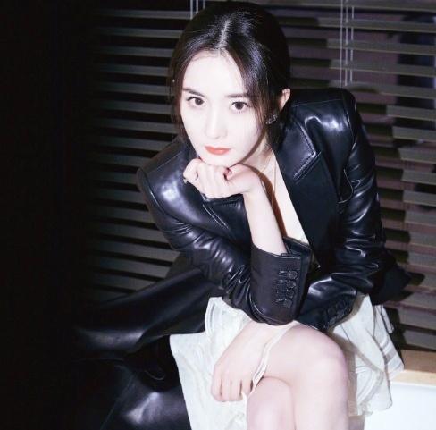 杨幂最新近照,黑色皮衣搭配裙装少女感十足,网友将目光指向他
