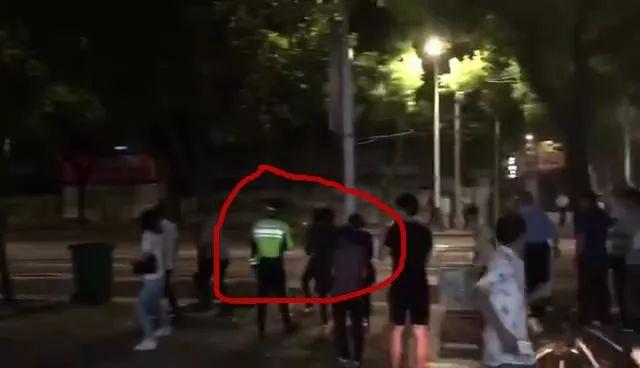 “当时车子速度非常快，和我擦身而过，”吴龙胜当时也紧急将群众往身后推，与危险近在咫尺。