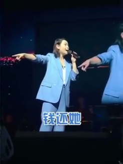 更直接的说把钱退给这位女生，同时也引起现场观众的一阵笑声，认为特别的有意思！