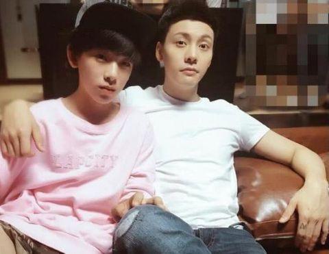 和男神陈伟霆同框，都差不多一样高了，现在的他不知道已经是多少女生心目中的男神了呢！