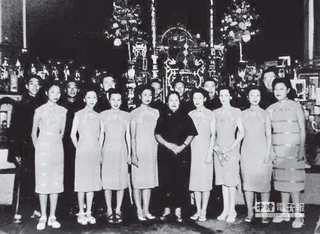 杜美霞(前右一)与其母亲姚玉兰(前右五)合影(图片来源：台湾“中时电子报”)