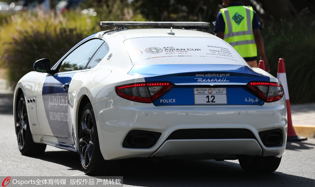 在场馆外,阿联酋的警察已经上岗,放眼望去所有警车都是豪车:玛莎拉蒂