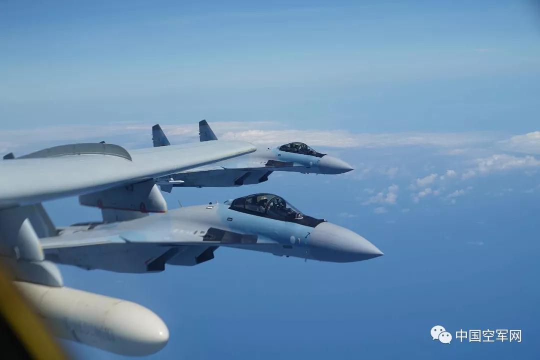 中国空军苏-35战斗机护航轰-6K轰炸机