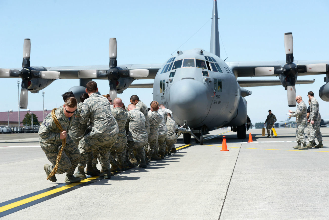 美国空军士兵拉动C-130运输机