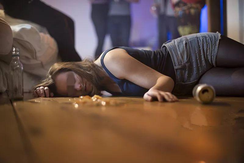 90后女老师沦为毒贩她曾是名校乖乖女吸毒竟是为向男友证明一件事