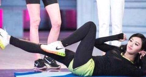 同样是穿白背心，30岁的景甜撞上28岁徐冬冬，差距一目了然