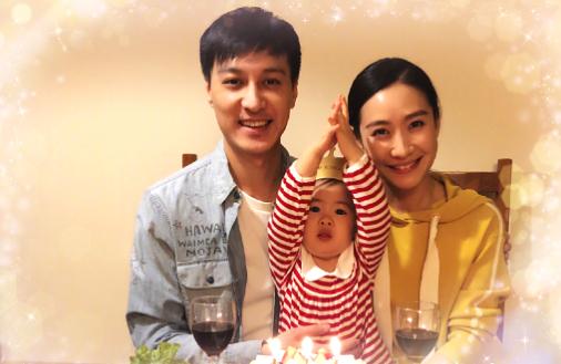 一家人在一起非常的开心，看得出来生活过得不错，笑口常开越来越幸福了。