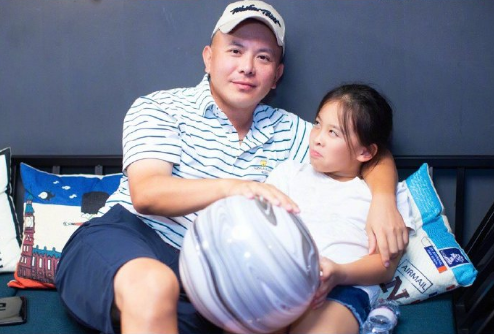 刘涛晒王珂与女儿合影