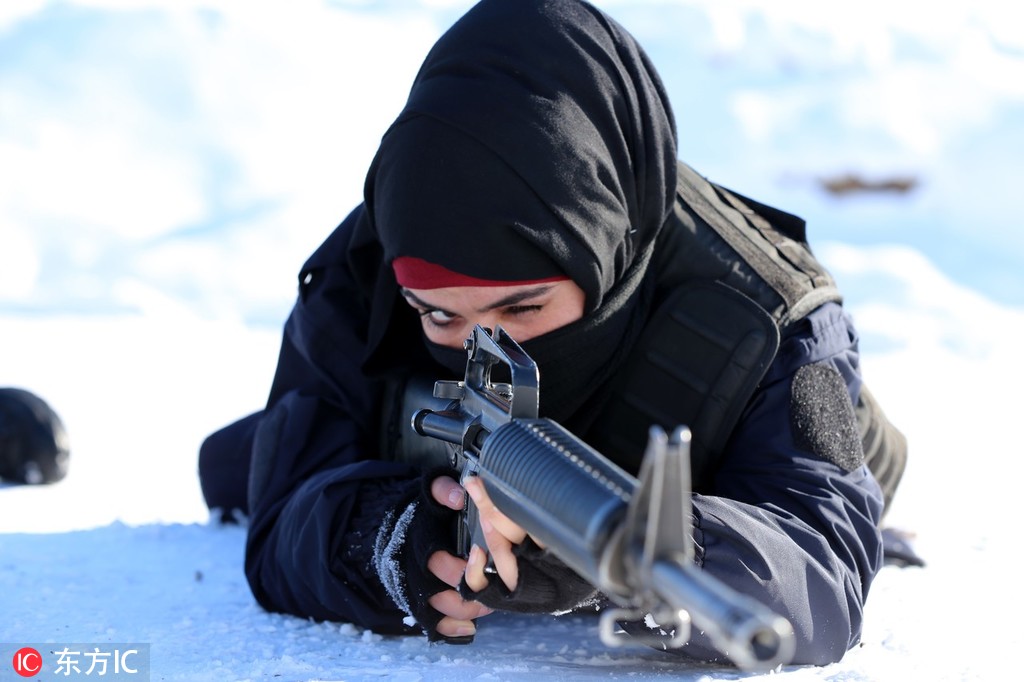 阿富汗女警学员在土耳其参加特训雪里持枪射击英姿飒爽