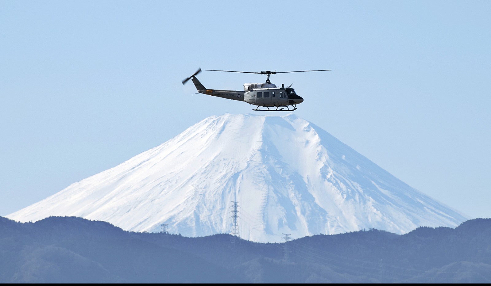 美军直升机在富士山下执行救援演练