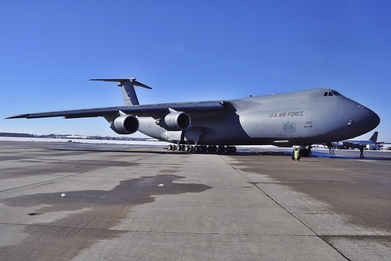 美国空军第433空中运输中队的c-5m运输机抵达廷克空军基地.