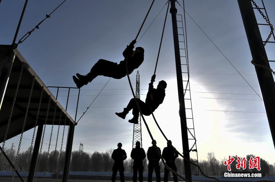 乌鲁木齐特警数九寒天赤膊训练
