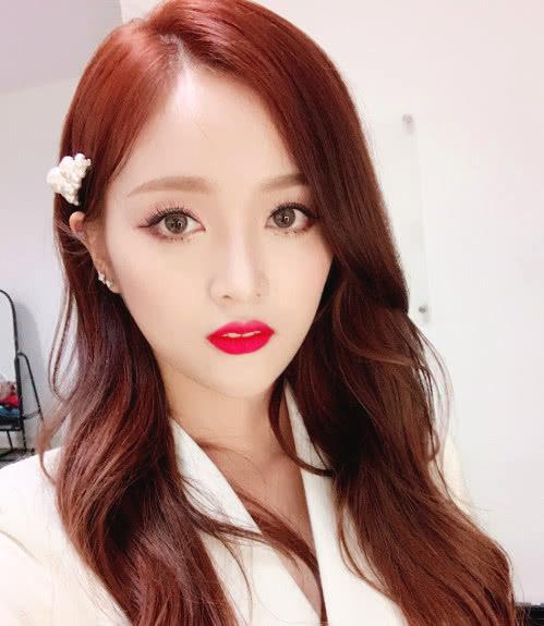 吴宣仪早年间照片曝光圆脸塌鼻梁网友表示认不出