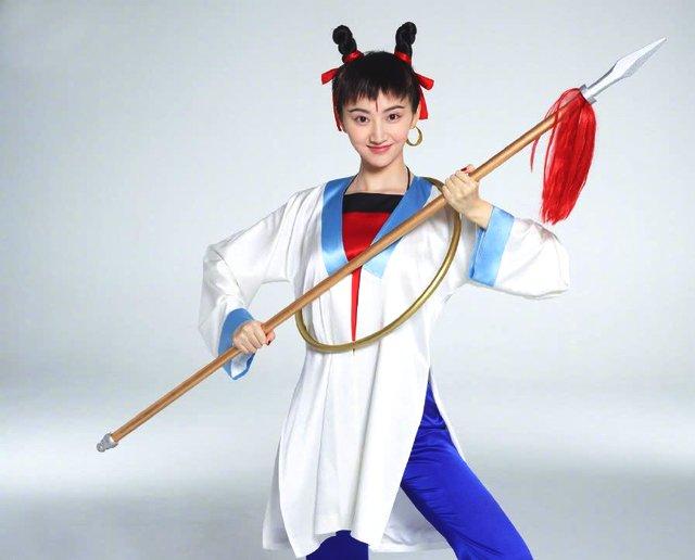 大家又是怎么看，景甜cosplay哪吒的呢？是不是也同样感觉，30岁的她秒变17岁呢？欢迎留言评论。