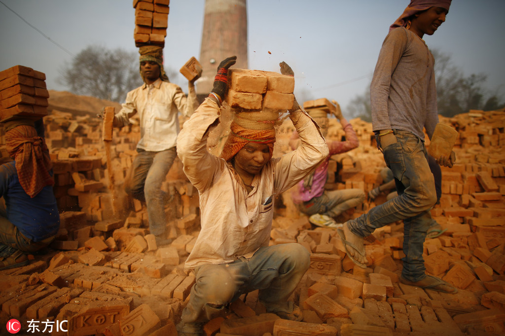 尼泊尔砖厂候鸟工人在恶劣环境中艰难谋生