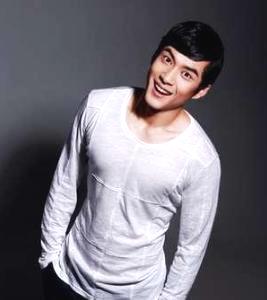 现在的韩东君是不是很帅？再看他小时候的照片简直超可爱，瞬间路转粉！