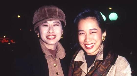 和好闺蜜叶倩文站在一起丝毫不逊色,爽朗的笑容十分大气,有气质!