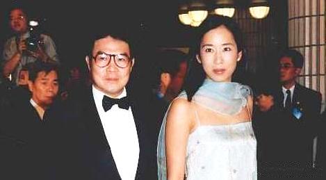 香港富豪霍震霆当年就喜欢她，朱玲玲和他婚后第二年即生下长子霍启刚。