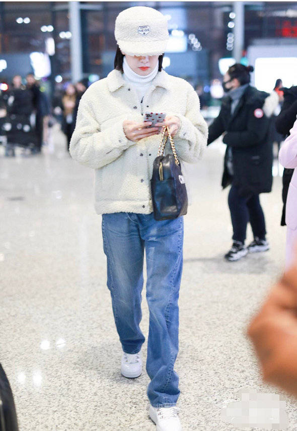 宋茜身穿白色羊羔毛短外套搭配浅色牛仔裤，手拎香奈儿包包，化身“小绵羊”
