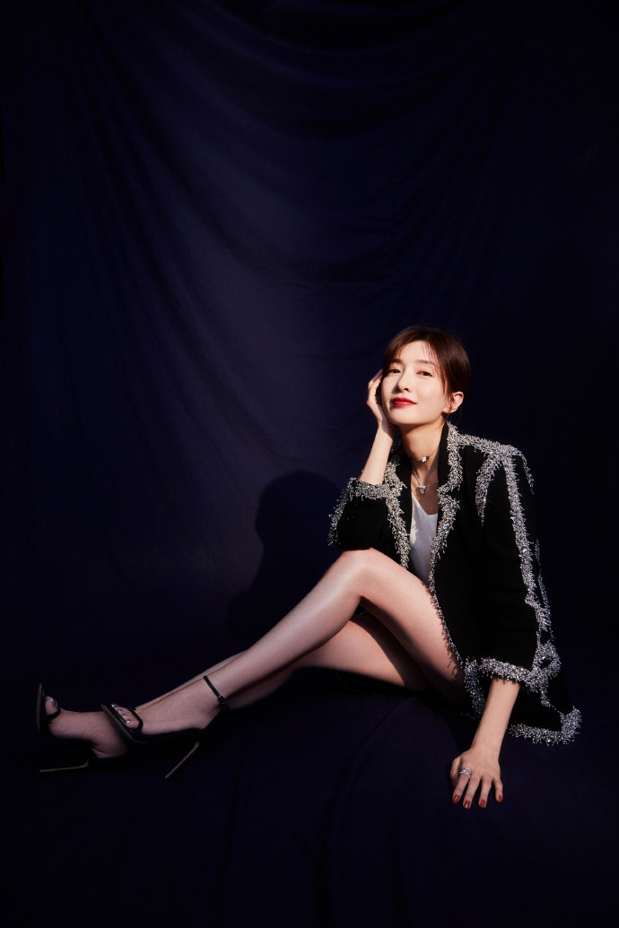 工作室晒江疏影美照面露甜笑秀白皙美腿性感诱人