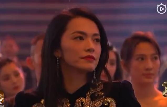 姚晨专注看着舞台，似乎面无表情。