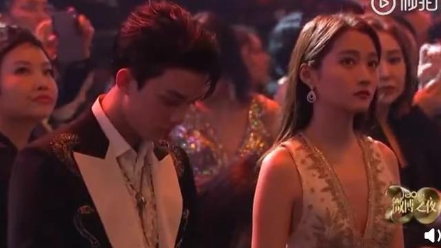 吴磊则是低头，关晓彤也是面无表情地看着舞台。