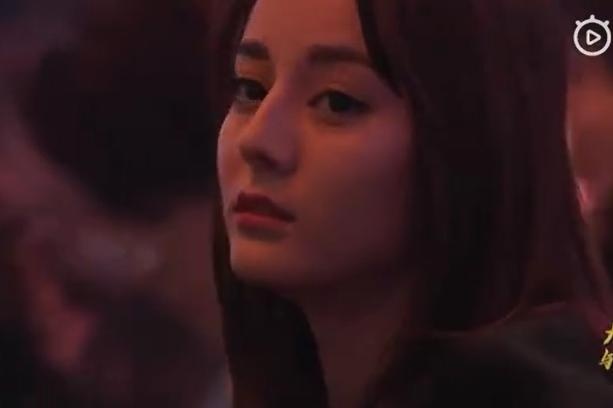 热巴估计也是没想到镜头会拍，状态自然，似乎并没有看舞台。