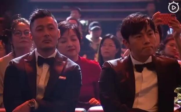 余文乐跟秦昊看上去也是相当专注，秦昊微微扁了扁嘴。