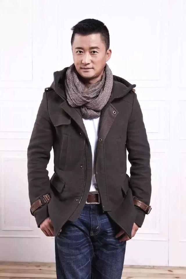 吴京早期写真照曝光格子衬衫体现直男狂拽炫酷