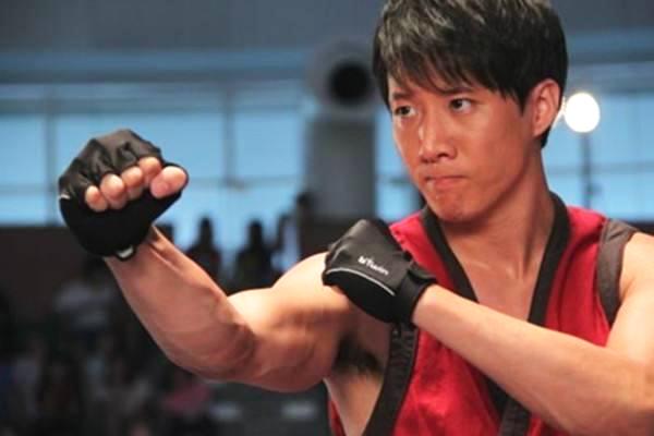 洪金宝的小儿子洪天熙也和父亲在02年出演了电视剧《特警飞龙》,正式