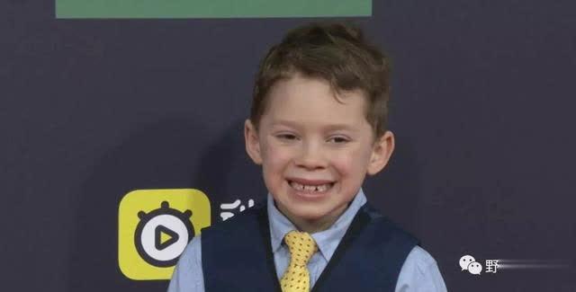 假笑和不笑切换自如。