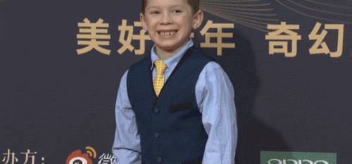 确实很经典的笑容，真的假不了，假得不能再假！