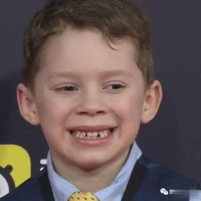 在微博之夜红毯上，假笑男孩又一次施展了他的假笑魅力。