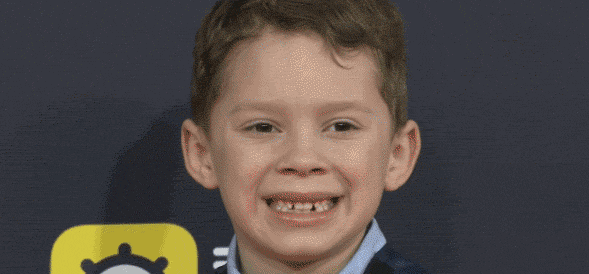 在台下，Gavin也成为了明星，艺人们纷纷和这位表情包达人合影。