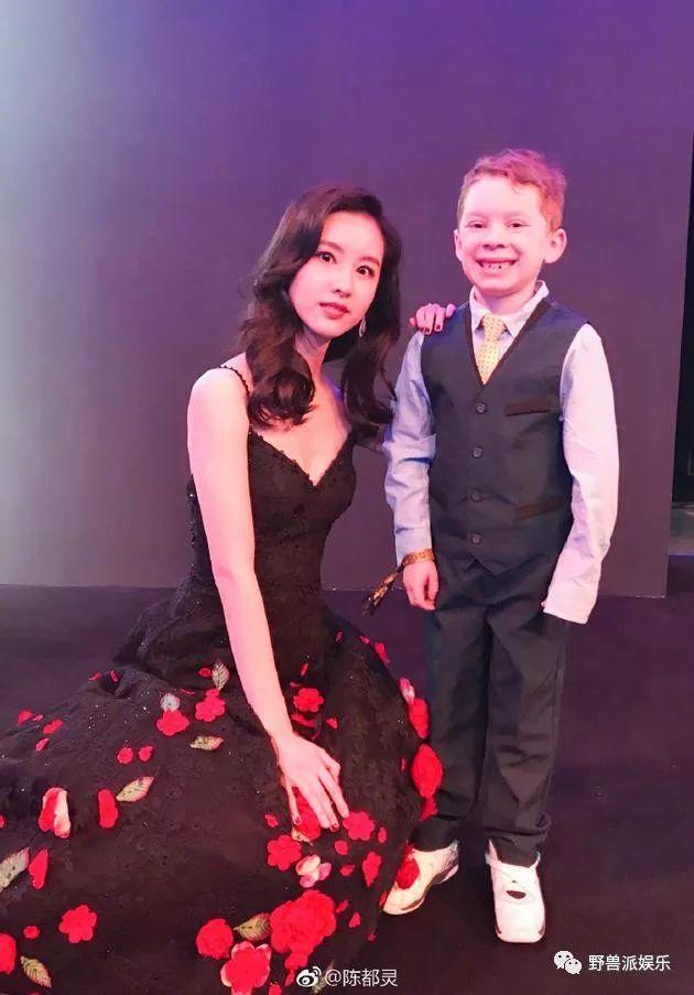 连王源也跑去跟他合影了。