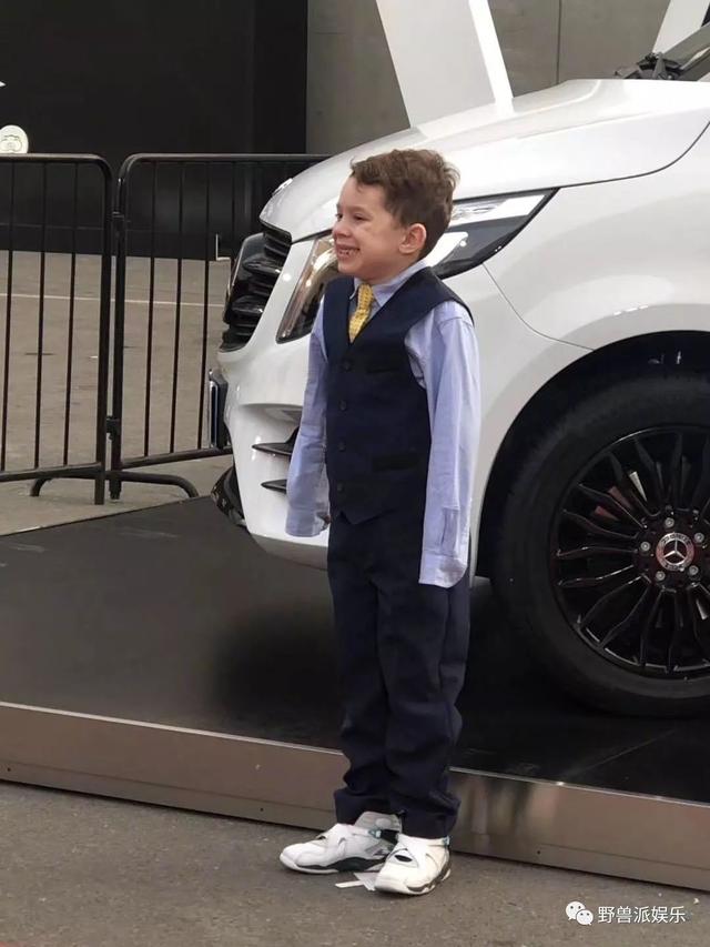 不少网友觉得，满足了摄影师，但假笑男孩看起来并没有那么开心，这样合适吗？