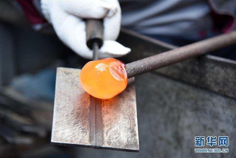 1月12日,孙云毅在制作鸡油黄琉璃艺术品. 新华社记者王凯摄