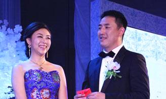 网友：希望他们一家生活幸福美满。