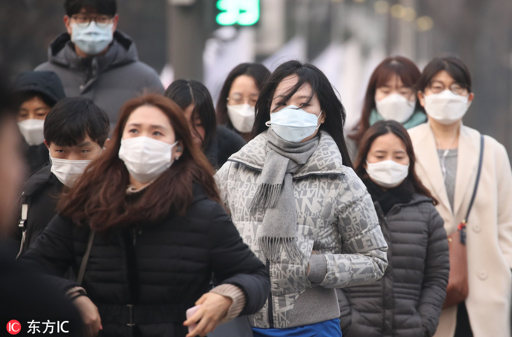 雾霾重压韩国民众戴口罩出行