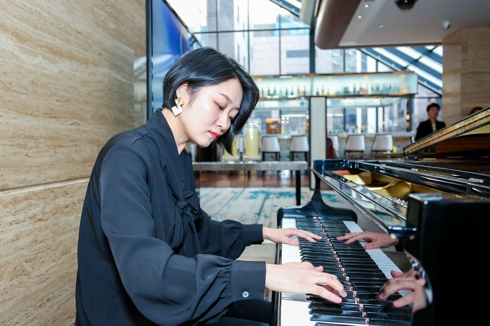 王馨仪表演钢琴独奏