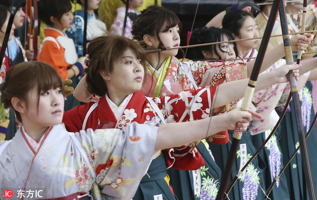 日本少女参加射箭比赛庆祝成人礼 萌妹子射箭姿势超标准