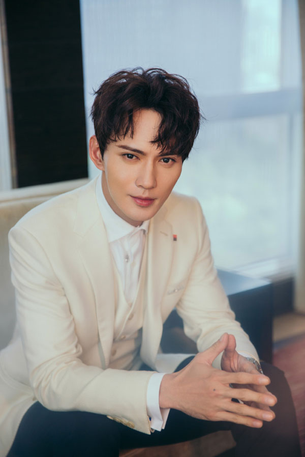 到底怎么样才能把白西装穿得也是这么显身材捏?