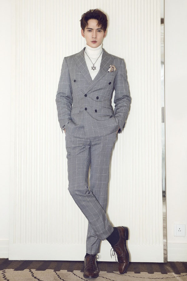 印有白色字母图案的一身黑西装可以说是很帅气了，型格满分，还有点man。