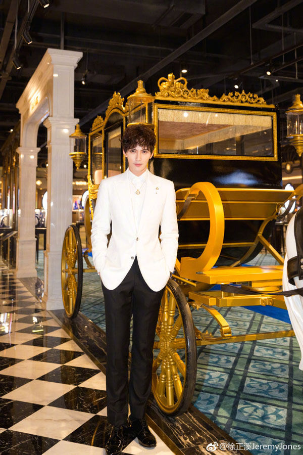 灰格纹西装，霸道总裁禁欲风，忍不住看上几眼，小编的小心脏啊就砰砰直跳~